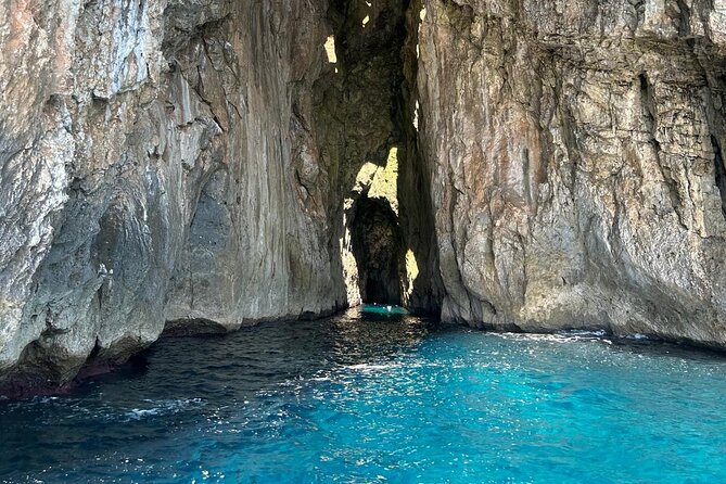 3 Hours Group Boat Tour to the Caves of Santa Maria di Leuca - Grotta delle Tre Porte: the 30-minute stop with aperitif