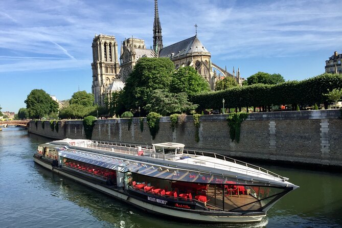 Bateaux Mouches Christmas Special Lunch Cruise in Paris - Your three-course Christmas lunch: what’s on the plate