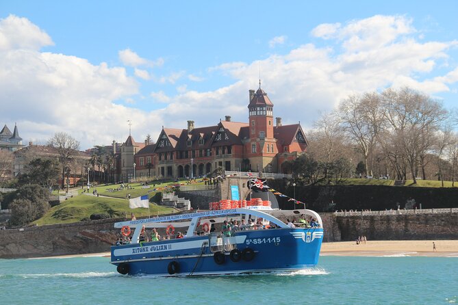 Boat by the Bay and Santa Clara Island in Donostia San Sebastian - The audio guide via QR: how to not miss the commentary
