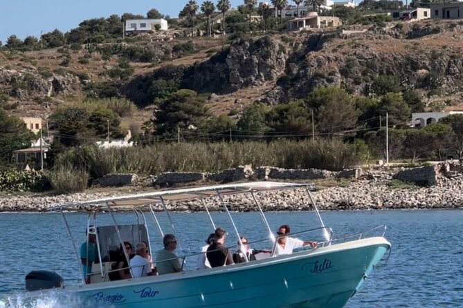 Boat trip and visit of the caves of Santa Maria di Leuca - The 12-person boat (with awning) makes the whole experience easier