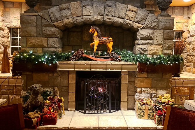 Branson VIP Christmas Light Tour - Old English Village and Downing Street: Quieter, Cute, and Instructive