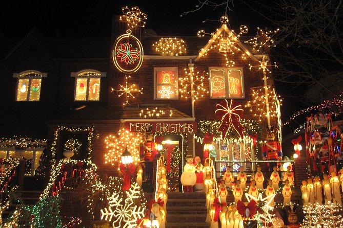 Brooklyn Dyker Heights Christmas Wonderland Bus Tour - Meeting point at 200 W 53rd St: how not to waste your first 30 minutes