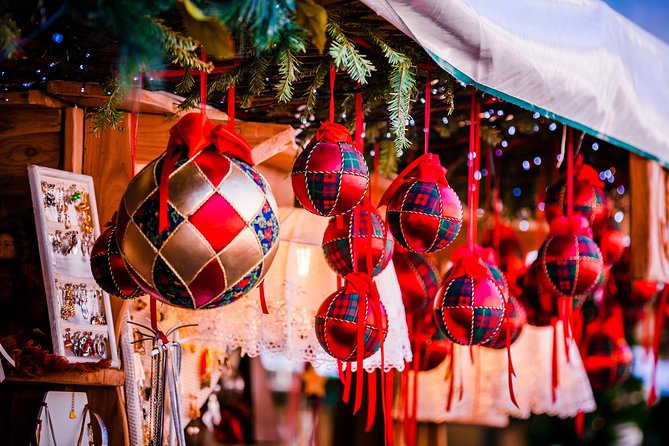 Brussels Private & Personalized Christmas Tour with a Local Guide - Stop 2: A cobbled restaurant street and Belgian holiday dining talk