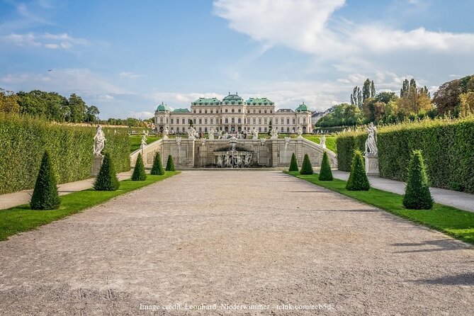 Christmas at Belvedere: 3hr Private Tour of Upper Palace & Market - Guide quality: why Maria and Rita keep coming up