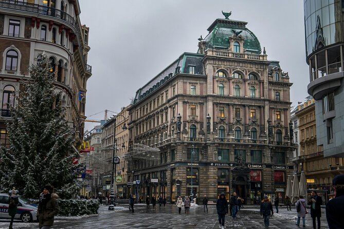 Christmas Walk Vienna : 5 Markets & Old Town in 3h (EN/DE) - The imperial in-between: Maria Theresia Denkmal and Hofburg stories