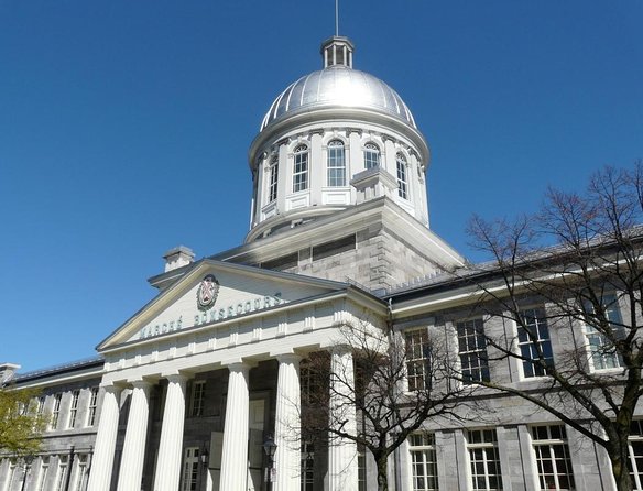 Christmas Walking Tour in Old Montreal - Victoria Square to Old Montreal: why the timing and setting matter