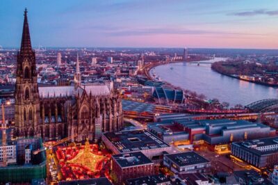 Discover Cologne's Christmas Market Magic with a Local - Stop 1: Cologne Cathedral and Your First Christmas-Market Moment