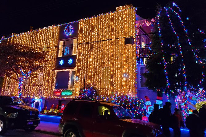 Dyker Heights Christmas Lights Guided Tour - Brooklyn Heights Skyline Break: The Brooklyn Bridge View Window