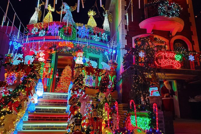 Dyker Heights Christmas Lights Guided Tour - Guides Make the Difference: Stories, Humor, and Keeping the Group Together