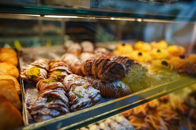 Explore the Naples Christmas Market Behind the Scenes - Spaccanapoli and Duomo di Napoli: the classic spine of the city