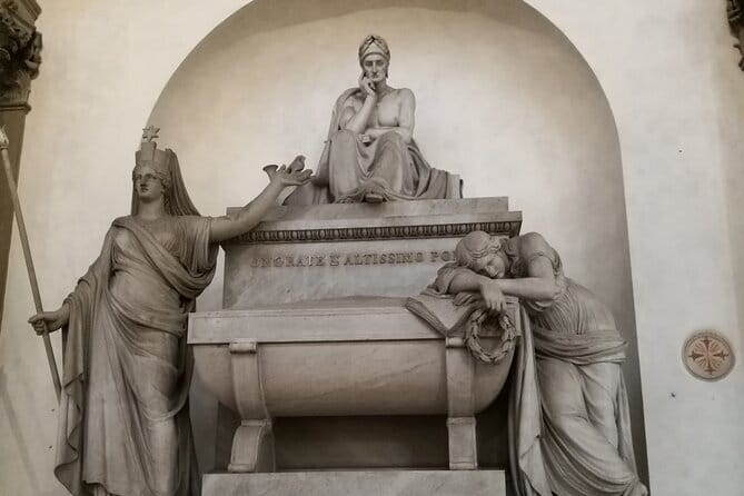 Florence: 1.5-hour Santa Croce guided experience - Finding the group: meeting at Dante and staying in the right flow