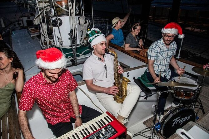 Key West Christmas Cruise with Live Band and Drinks - Meeting point at 202 William St: how to avoid boarding delays