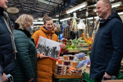 Krakow Christmas Market Immersive Tour - Ulica Florianska: gifts, butchers, toy shops, and Christmas Eve cooking