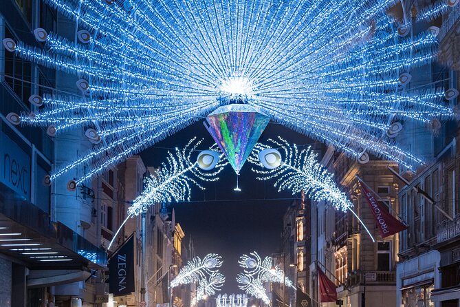 London Exclusive Christmas Lights Guided Tour by Black Cab - Leicester Square and Piccadilly Circus: West End energy at Christmas