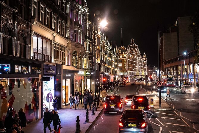 London Exclusive Christmas Lights Guided Tour by Black Cab - Oxford Street: the classic shopping lane that turns into a Christmas photo set