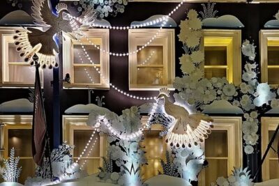 Magical London Christmas Lights Walking Tour with a Londoner - How the guide makes the lights feel like a story