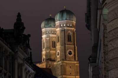 Munich Christmas Market Private Walking Tour With A Professional Guide - Meeting at the New Town Hall: The Start Line for Holiday Munich