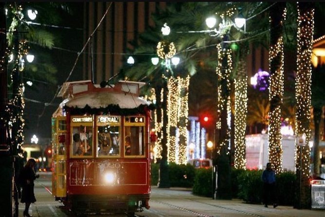 New Orleans French Quarter: Seasonal Christmas Tour - Stop One: Christmas New Orleans Style and Why the Homes Are the Point