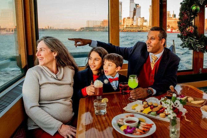 New York City Christmas Holiday Statue and Skyline Cocoa Cruise - A 90-Minute Christmas Cruise That Works With Real NYC Timing