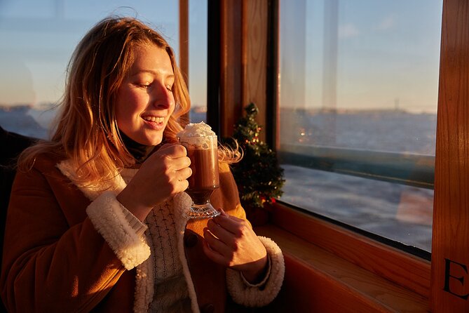 New York City Christmas Holiday Statue and Skyline Cocoa Cruise - Drinks and Cocoa in December: Warmth Without Turning It Into a Meal