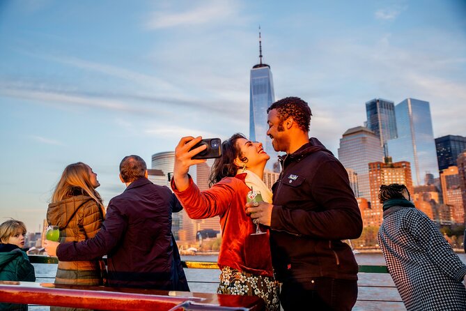 New York City Christmas Holiday Statue and Skyline Cocoa Cruise - Holiday Atmosphere: Festive Décor, Cozy Seating, and Photo Moments