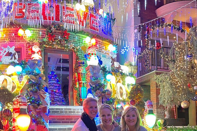 NYC Christmas Lights Tour by Limousine, SUV Or VAN. Dyker Heights - Dyker Heights: the neighborhood that wins the night