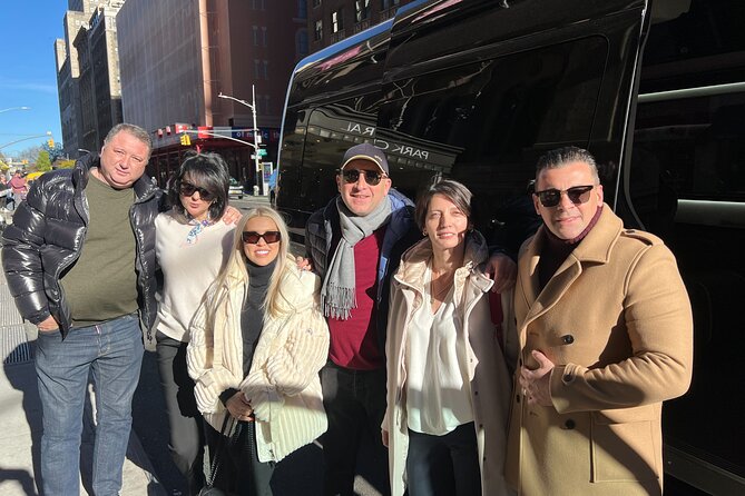 NYC Christmas Lights Tour by Limousine, SUV Or VAN. Dyker Heights - Champagne, champagne, champagne: what’s included and what to verify