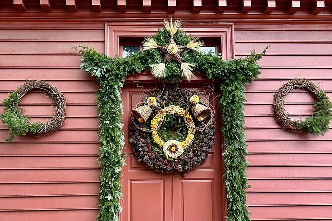 Private Colonial Williamsburg Christmas Holiday Decorations Walking Tour - Merchant Square’s Dog Street Pub meetup: local decor plus an easy route