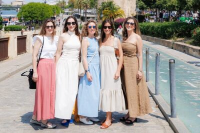 Private Photo Shoot in Seville : Cathedral + Santa Cruz Quarter - Santa Cruz Streets, Courtyards, and Candid Moments