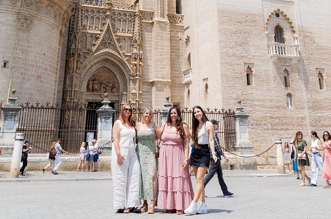 Private Photo Shoot in Seville : Cathedral + Santa Cruz Quarter - How the Shoot Works: Style Choice, Outfit Changes, and Editing