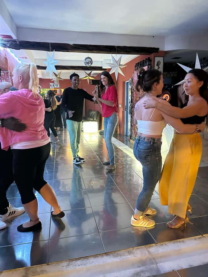 Sal: Kizomba Group Class - Santa Maria, Cape Verde - Comfort vs. Crowds: The Main Real-World Tradeoff