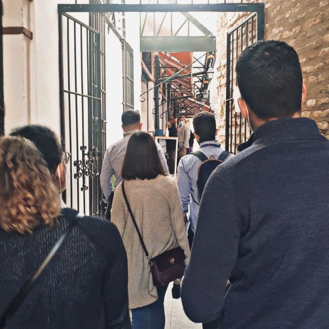 Seville Jewish Quarter walking tour: Santa Cruz District - Calle Susona: the legend you can walk on