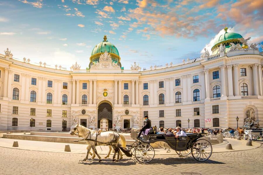 Vienna: Christmas Photoshoot with a Pro Photographer - Maria-Theresien-Platz and the twin museums: strong symmetry shots