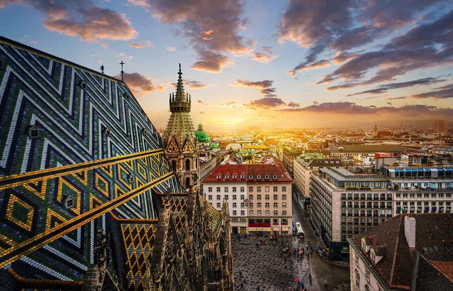 Vienna: Christmas Photoshoot with a Pro Photographer - Parliament, Pallas Athena Fountain, Rathaus, and Burgtheater