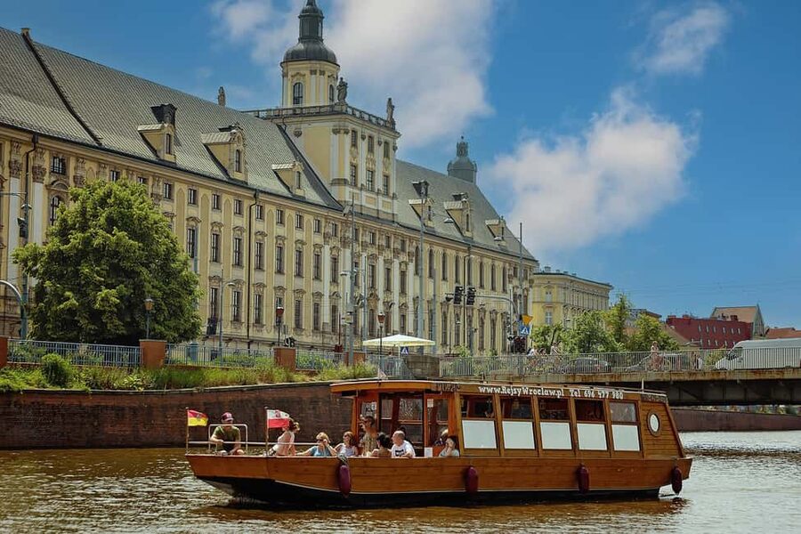 Wroclaw: Ticket for Old Town Christmas Cruise by Heated Ship - What the boat experience is like once you’re onboard