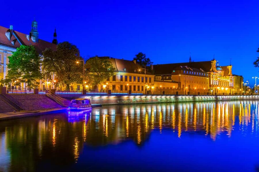 Wroclaw: Ticket for Old Town Christmas Cruise by Heated Ship - The music and holiday atmosphere (how they shape the experience)